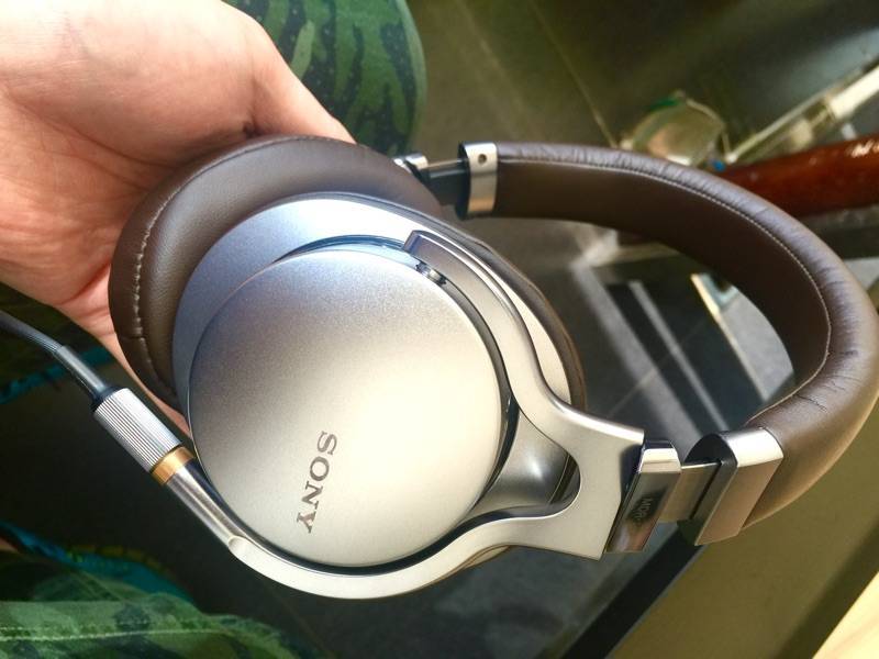 Sony mdr-1a vs sony mdr-1am2
