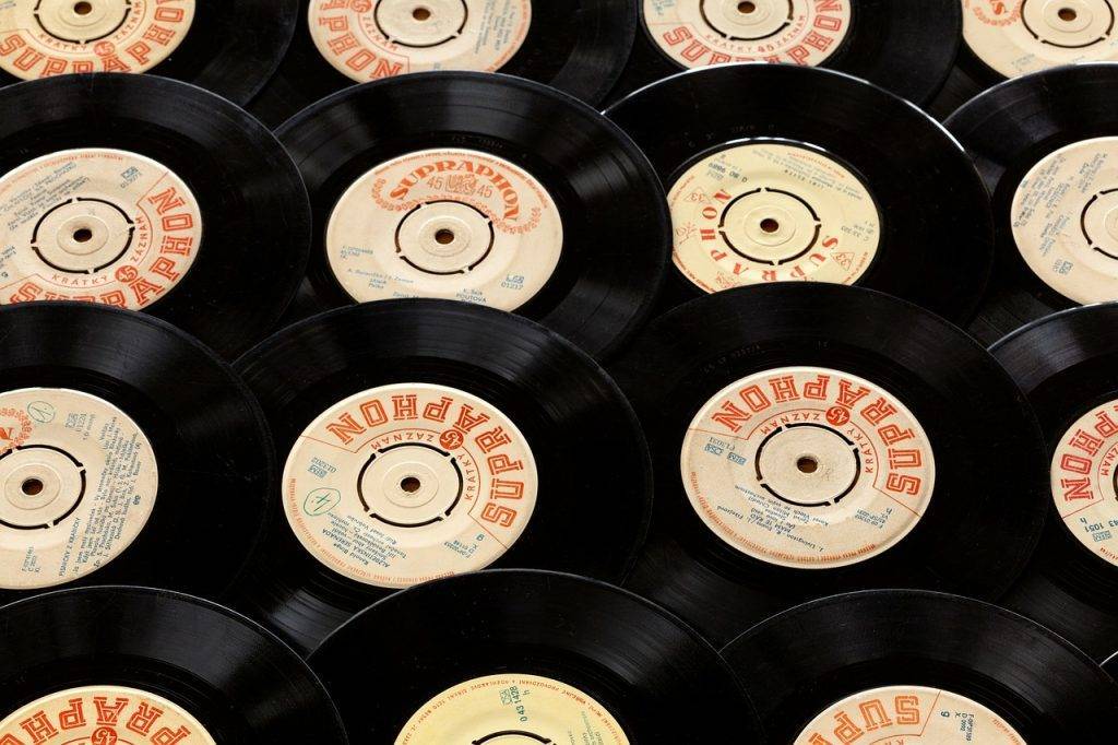Как виниловые пластинки стали стандартом звукозаписи и почему их производство в опасности
