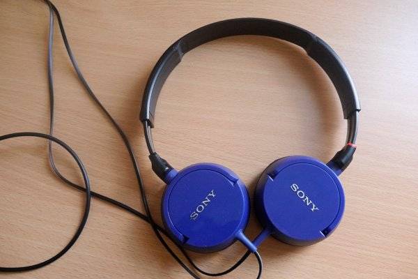 Sony mdr-zx100 vs sony mdr-zx220bt
