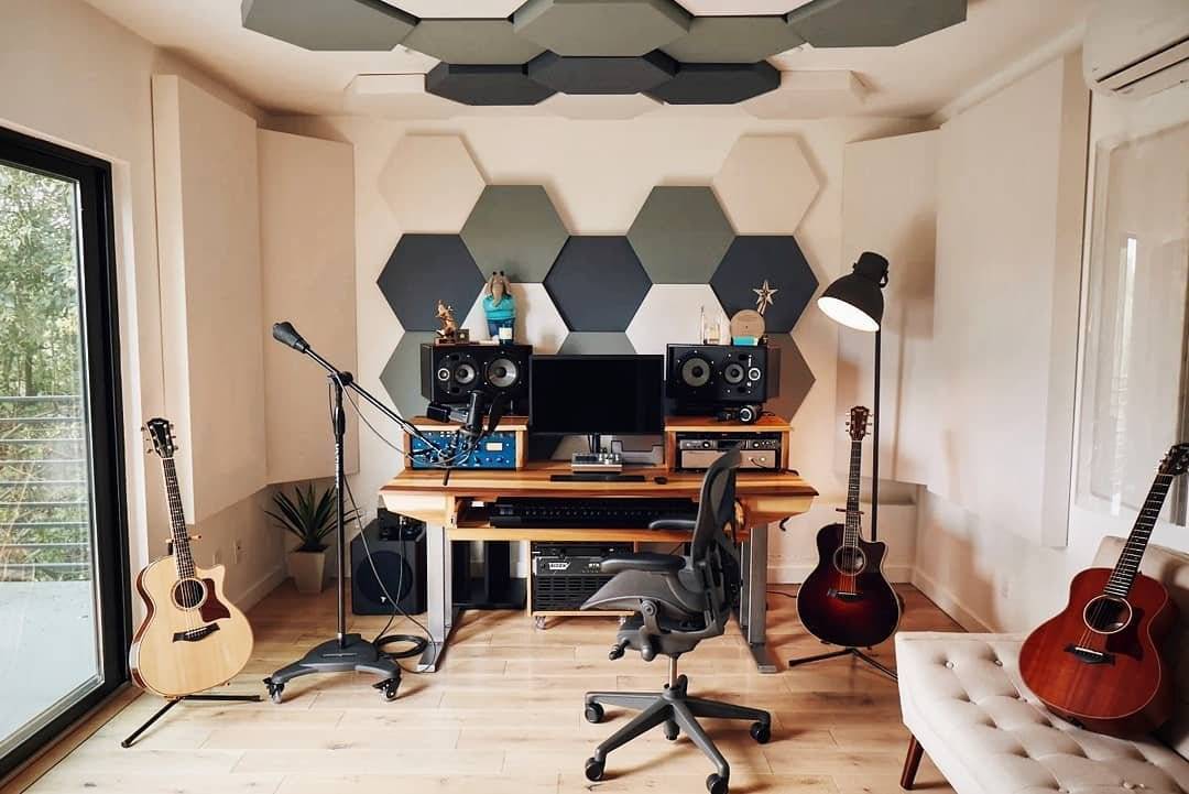 Почему певцы надевают наушники во время пения в студии звукозаписи? - наука - 2021