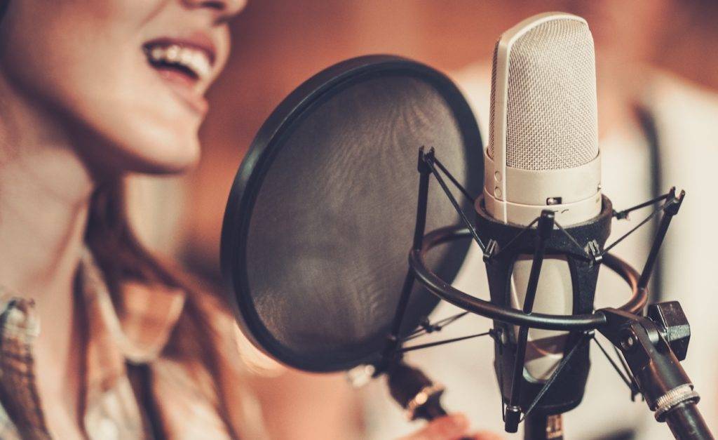 Почему певцы и актеры используют наушники в студии звукозаписи?