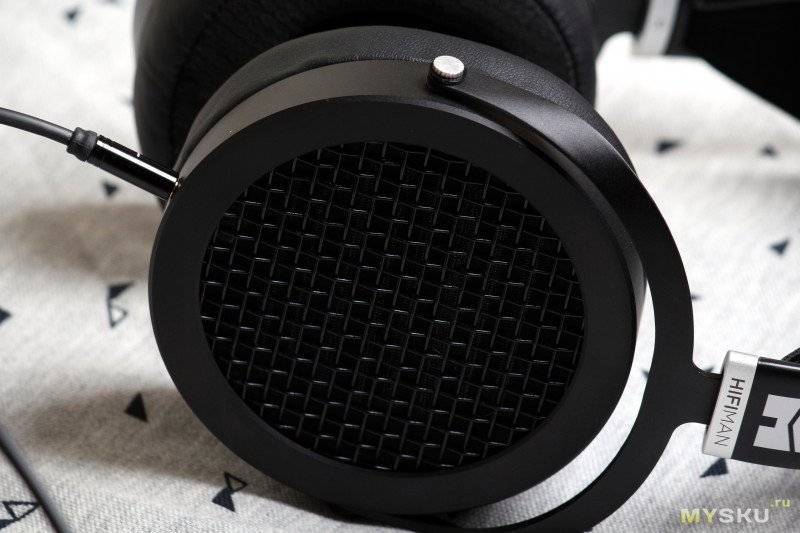 Monolith m1060c closed back planar magnetic over-ear headphones, low distortion and perfectly balanced sound