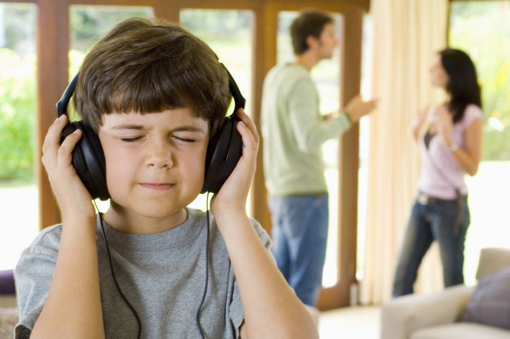 Вредны ли наушники детям: влияние беспроводных наушников на слух