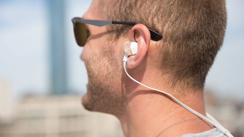 Fitbit flyer vs ultimate ears ue fits: в чем разница?